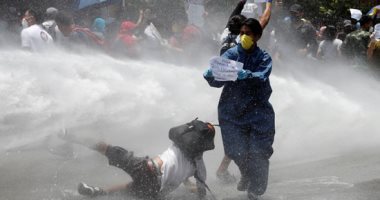 شرطة نيبال تستخدم خراطيم المياه لتفريق محتجين يطالبون بمواجهة صارمة لكورونا