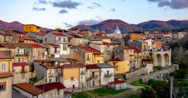 بلدة خالية من "كورونا" فى إيطاليا تبيع المنزل بيورو واحد.. اعرف التفاصيل