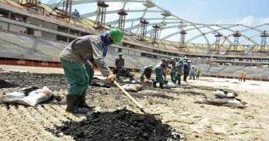 كاتب سعودى يفضح انتهاكات قطر لحقوق العمال ويرصد أسباب وفيات العمالة