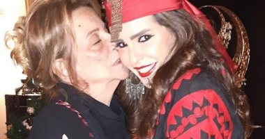 دنيا عبد العزيز توجه رسالة لوالدتها بعد شهرين على وفاتها
