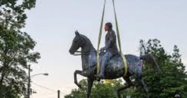 واشنطن بوست: إسقاط رموز الكونفيدرالية يذكر بتدمير تماثيل لينين وستالين