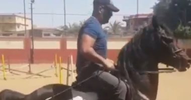 أحمد السقا بيتمخطر بالحصان "على واحدة ونص" بدون موسيقى.. فيديو وصور