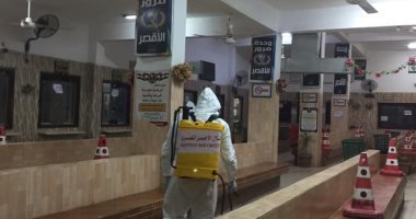 صور.. حملات رش وتعقيم من شباب الهلال الأحمر بالأقصر بوحدات المرور