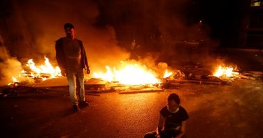 لبنان يشتعل.. متظاهرون يحطمون ويضرمون النيران فى المحلات التجارية