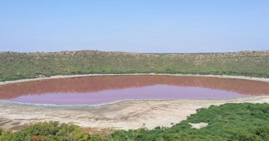 فيديو.. بحيرة هندية عمرها 50 ألف عام تحير العلماء لتحول لون مياهها للزهرى