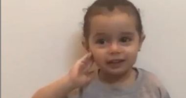 طفلة تؤدى أغنية "إحنا مش بتوع حداد" لأحمد جمال.. ويعلق: قمر صغنن حافظ الأغنية