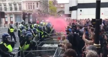7 فيديوهات توثق اشتباكات الشرطة ومتظاهرى اليمين المتطرف فى لندن