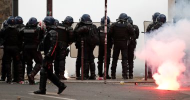 فيديو.. اشتباكات عنيفة بين الشرطة ومناهضين للعنصرية وسط باريس