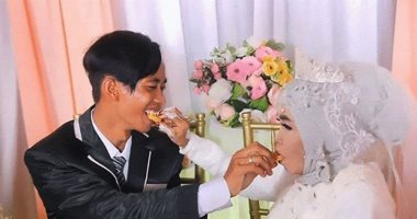 الفارق بينهم 41 عاما.. إندونيسية تتزوج ابنها بالتبنى.. صور