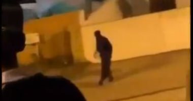 شخصية مريبة تظهر فى شوارع السعودية تثير الرعب والأمن يحقق.. فيديو