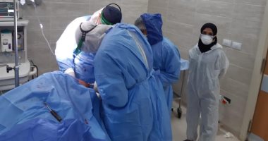 مستشفى الأقصر العام يجرى عملية جراحية دقيقة فى ذراع مصاب بفيروس كورونا.. صور