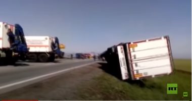 فيديو.. رياح عاتية تقلب عشرات الشاحنات فى جنوب روسيا