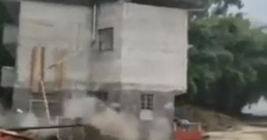 لحظة انهيار منزل بالكامل في مياه الفيضانات وسط الصين.. فيديو