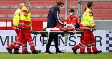لاعب ماينز الألماني يتعرض لإصابة خطيرة فى الرأس أمام أجسبورج.. فيديو