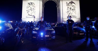 صور.. الشرطة الفرنسية تحتشد بمحيط قوس النصر فى باريس احتجاجا على الحكومة