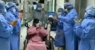 طاقم طبى بالسعودية يحتفى بتعافى حالة حرجة من كورونا بالتصفيق الحار
