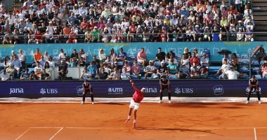 ديوكوفيتش يتألق وسط الجماهير في بطولة تنس استعراضية