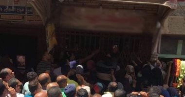 صور.. عشرات المواطنين يتزاحمون على محل بكفر الشيخ للحصول على سجائر