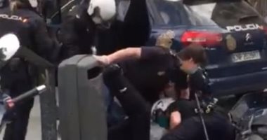 شاهد.. فيديو لشاب يتعرض للعنف من قبل الشرطة يثير الجدل فى إسبانيا 