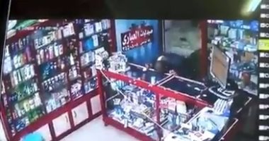 فيديو.. مواطن يمسح لعابه بفاترينة صيدلية بالغربية.. ومديرها: لم نتأكد من إصابته بكورونا