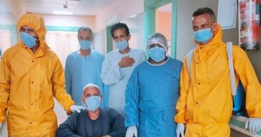 خروج 20 مصاب بكورونا بعد تماثلهم للشفاء من مستشفى بنها للتأمين الصحى