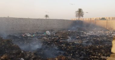 سيبها علينا.. شكوى من دخان حرق القمامة فى قرية الشيخ زياد بالمنيا  