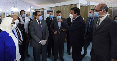 رئيس الوزراء يتفقد المستشفى الميداني بجامعة عين شمس