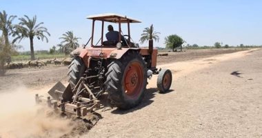 حرث 6 أفدنة أرض زراعية بعد إزالة التعديات عليها بمركز ابوقرقاص بالمنيا
