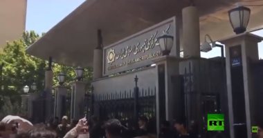 رجال أعمال يحتجون بإيران للمطالبة باستقالة محافظ البنك المركزى.. فيديو