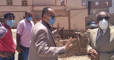 رئيس مدينة القصير يوجه بتكثيف النظافة بمنطقة سوق الخضار والشوارع.. صور 