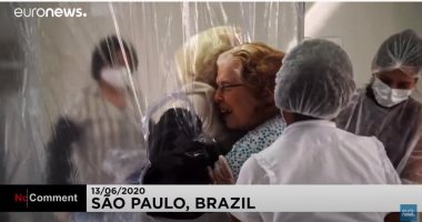 فيديو.. "سترة بلاستيكية" تسمح بالعناق بأمان خلال تفشى كورونا بالبرازيل