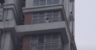 فيديو.. إنقاذ طفلة عالقة بالطابق الـ15 فى الصين
