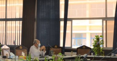 رئيس جامعة الزقازيق يتابع مع اللجنة الفنية آليات مواجهة كورونا بالمستشفيات 