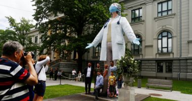 تمثال بطول 6 أمتار مخصص للأطباء فى لاتفيا لشكرهم عن مواجهة كورونا.. صور 