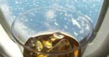 شركات الطيران تمنع المشروبات الكحولية خلال رحلاتها بسبب كورونا