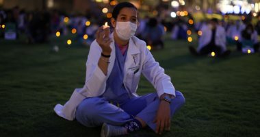 العاملون الطبيون يحتجون بالشموع للمطالبة بالمساواة العرقية فى أمريكا.. صور 