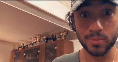 فيديو.. رامى عاشور يستعرض كؤوسه فى الإسكواش: ‏"الباقى تحت السرير"