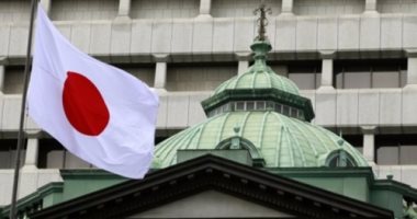 بنك اليابان يبقى سياسته النقدية ويتعهد بتريليون دولار للشركات المكروبة