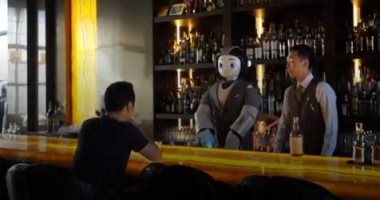  مطعم كورى يوظف روبوت يلهو مع الزبائن للترفيه خلال الطلبات.. فيديو