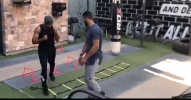 من داخل الجيم.. أحمد العوضي يستعرض لياقته البدنية مجددا.. فيديو
