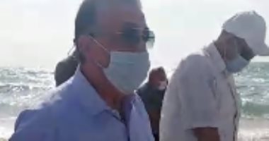 فيديو.. محافظ الإسكندرية لمواطنة على الشاطئ: "مش خايفة على ابنك من كورونا؟"