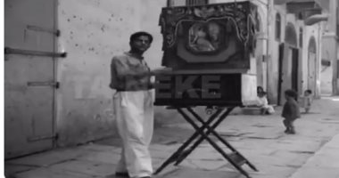 فيديو .. عازف بيانولا فى شوارع الإسكندرية وأطفال يرقصون منذ 77 عاما 