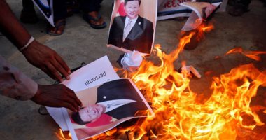 صور.. متظاهرون هنديون يحرقون صور الرئيس الصينى احتجاجا على اشتباكات الحدود