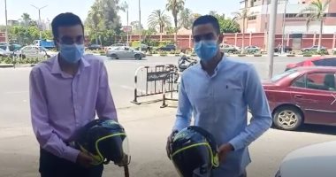 فيديو.. الرئيس السيسى يهدى بطلى واقعة "حادث السير" بالقاهرة خوذتين