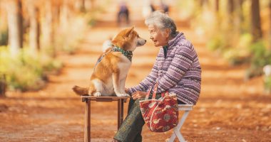 "أصدقاء حتى آخر العمر".. عجوز يابانية اعتزلت الناس من أجل كلبها.. صور