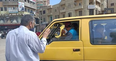 مدينة المحلة تراقب التزام السائقين بارتداء الكمامة.. صور