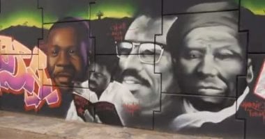 سنغاليون يرسمون لوحة جدارية ضخمة فى قلب دكار دعما لحقوق السود.. فيديو