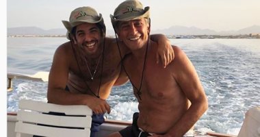 مع ابنه نور .. هشام سليم يستمتع بوقته فى عرض البحر .. صورة 