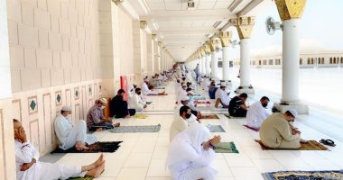 المصلون يفترشون سطح المسجد النبوى منعا للتزاحم بصلاة الجمعة.. فيديو وصور