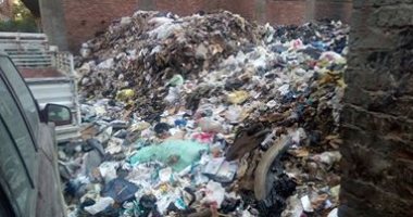 شكوى من انتشار تراكمات القمامة فى شارع السوبر جيت بمدينة السلام